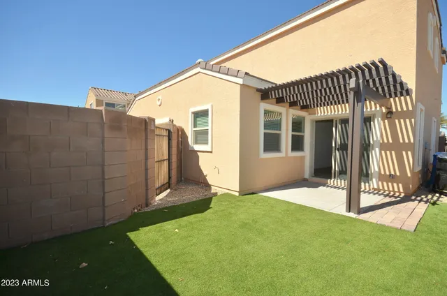 a view of a house with a backyard