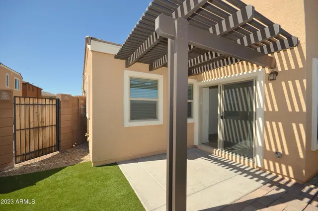 a view of back yard of the house