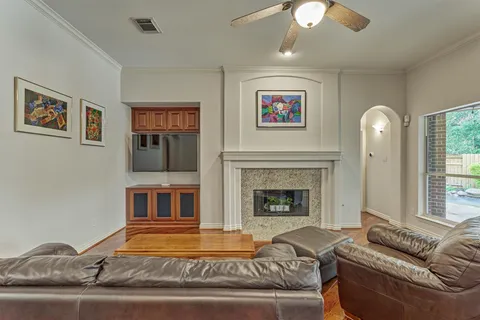 $750,000 | 11 East French Oaks Circle, The Woodlands, TX 77382