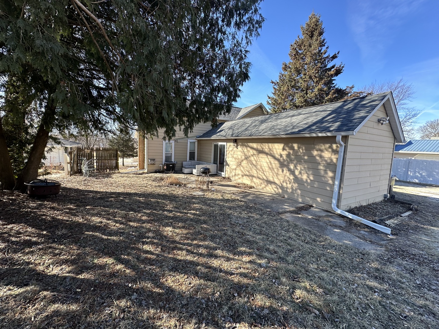 624 West Lincolnway Road Morrison, IL 61270 - Photo 4 of 26 a house with trees in front of it