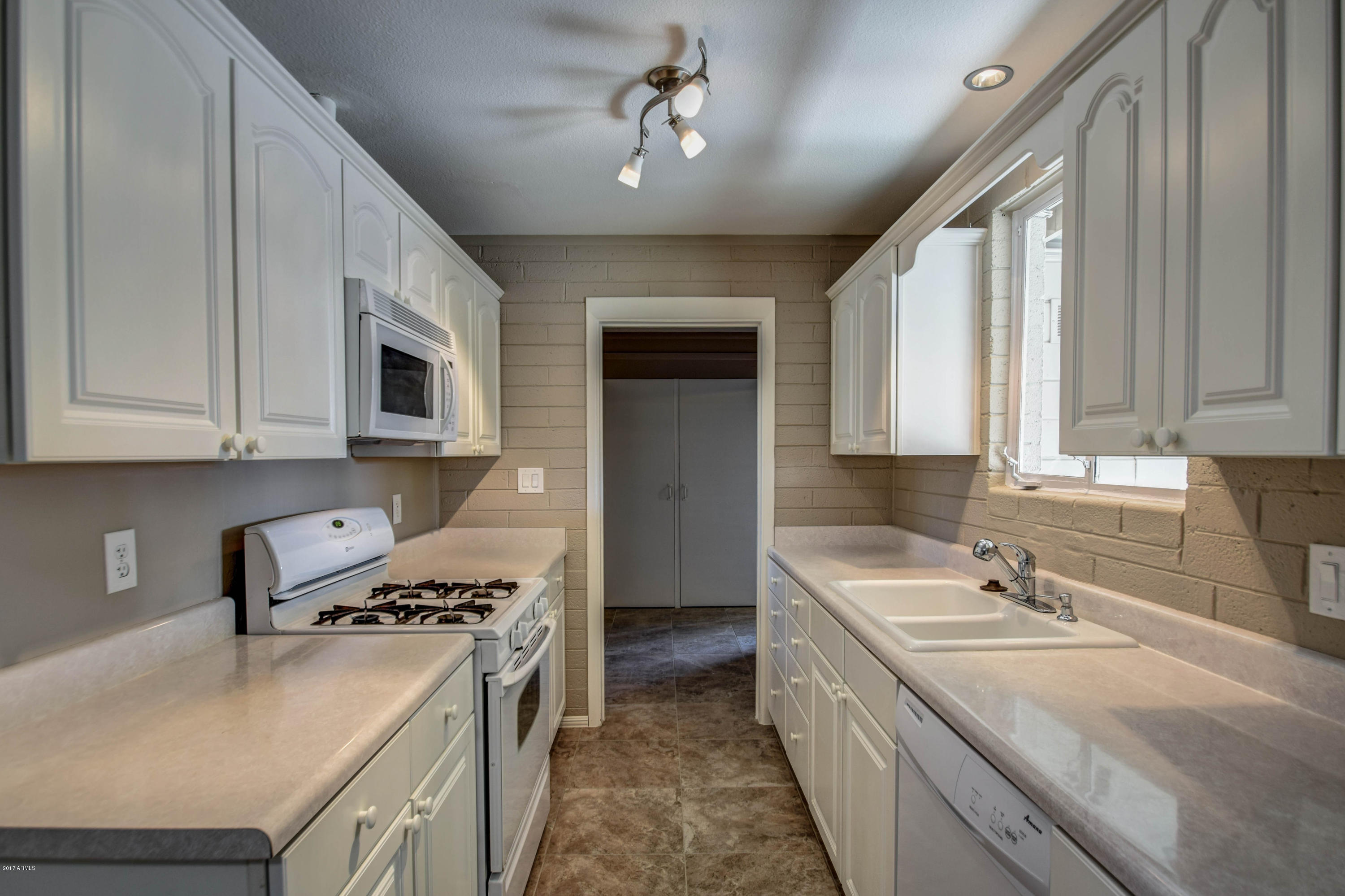 3125 West Rovey Avenue Phoenix, AZ 85017 - Photo 9 of 39 9
