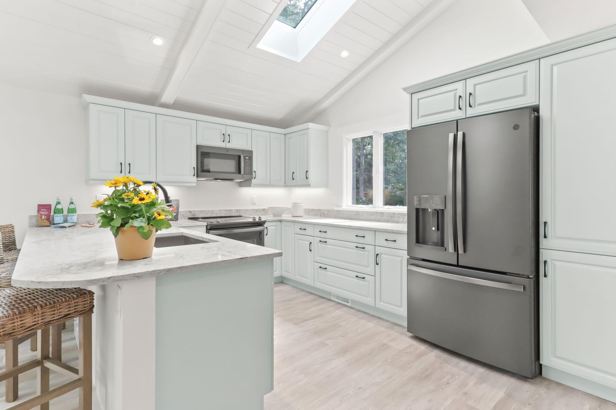 193 Northgate Road Chatham, MA 02633 - Photo 21 of 72 a kitchen with granite countertop a refrigerator and a sink