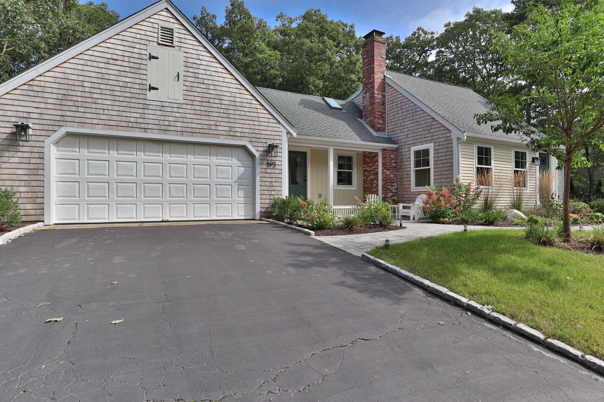 193 Northgate Road Chatham, MA 02633 - Photo 4 of 72 a front view of a house with a garden and plants
