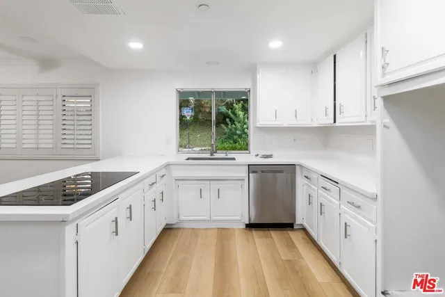 $1,410,000 | 975 Valley Vista Drive, Camarillo, CA 93010