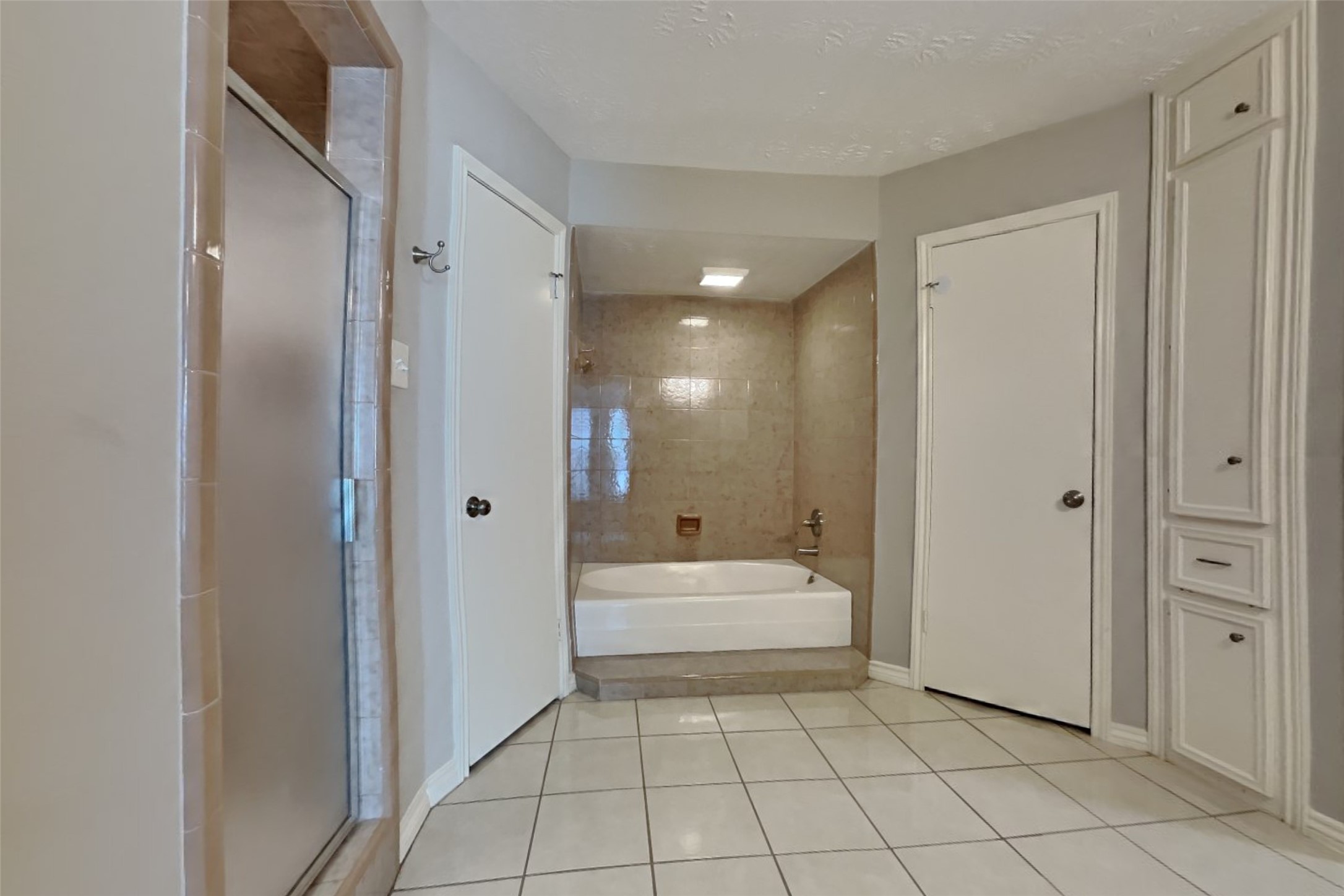 19022 White Candle Drive Spring, TX 77388 - Photo 12 of 22 a bathroom with a bathtub and a sink
