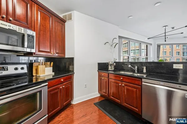 $5,800 | 22 Ave At Port Imperial, Unit 302, West New York, NJ 07093