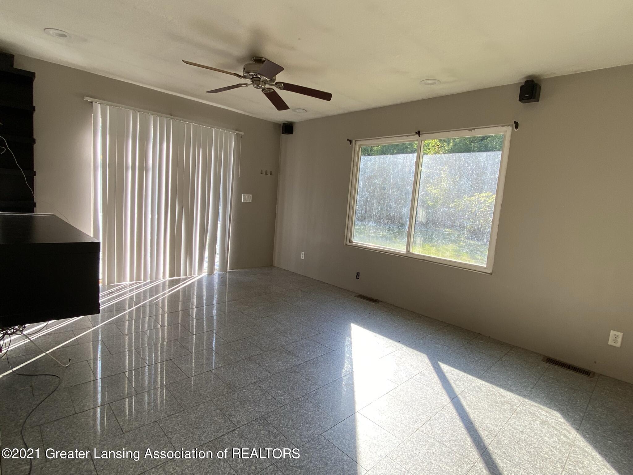 8650 West Jason Road St. Johns, MI 48879 - Photo 4 of 37 04 Living room