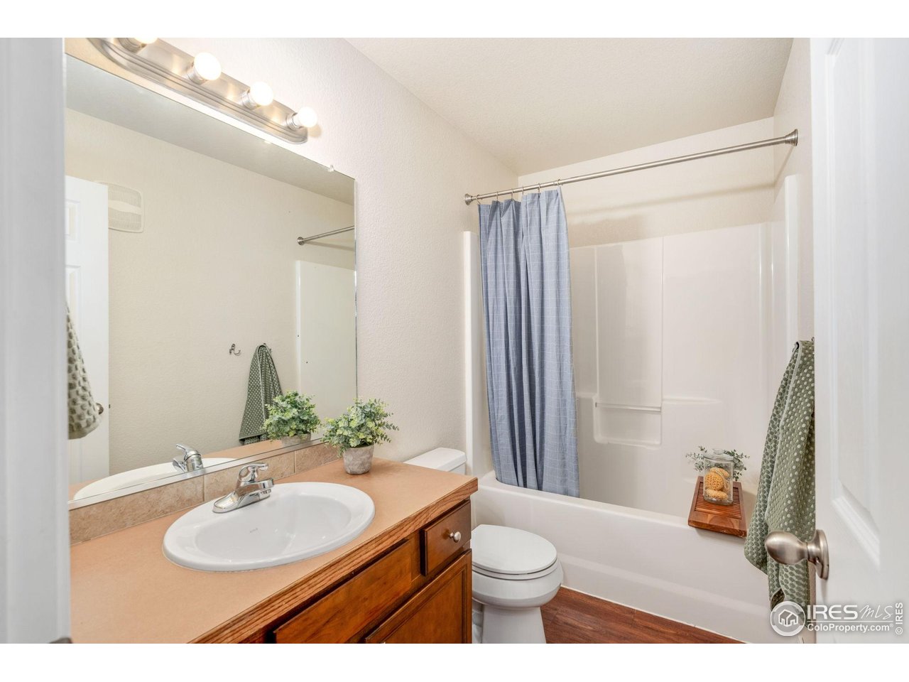 1900 68th Avenue, Unit 4 Greeley, CO 80634 - Photo 22 of 40 a bathroom with a sink and a mirror