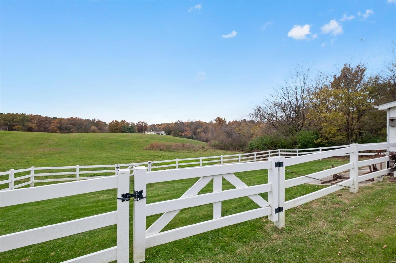 2851 Staunton Road Edwardsville, IL 62025 - Photo 13 of 37 Gallery Image 13