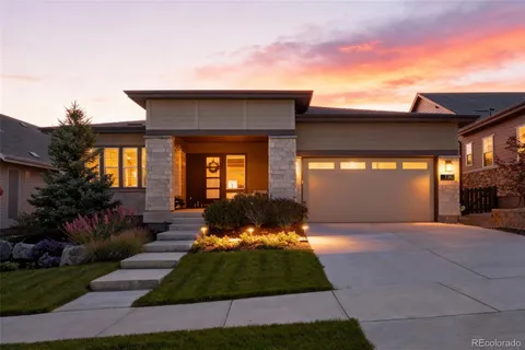 a view of a house with backyard and garden
