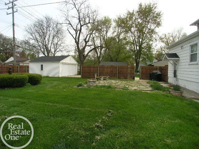 2172 Greenfield Road Berkley, MI 48072 - Photo 42 of 44 50074128-41.JPG