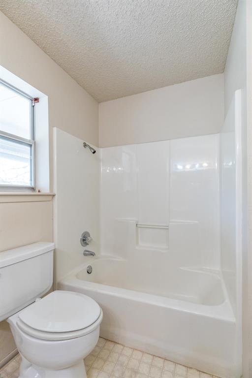 749 Cedar Street Buffalo Gap, TX 79508 - Photo 18 of 30 a bathroom with a bathtub and a toilet