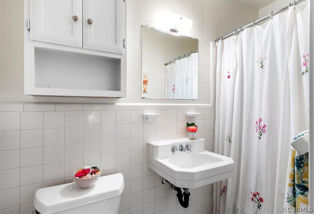 233 Ross Road Henrico, VA 23229 - Photo 25 of 48 a bathroom with a sink toilet and vanity