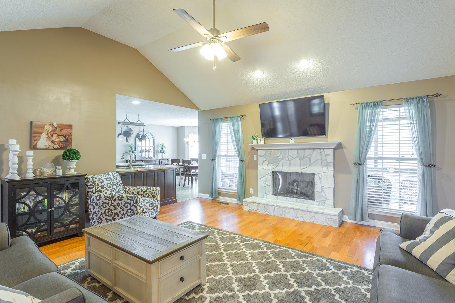789 Cardinal Road Ringgold, GA 30736 - Photo 2 of 40 Living Room