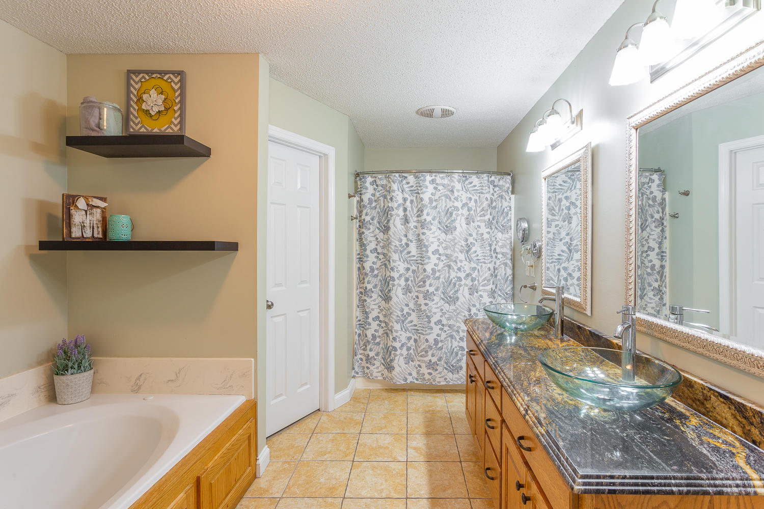 789 Cardinal Road Ringgold, GA 30736 - Photo 8 of 40 Master Bath