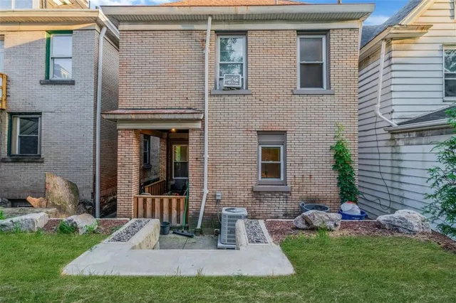 a view of outdoor kitchen