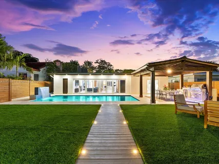 $3,950,000 | 1560 Cleveland Road, Miami Beach, FL 33141
