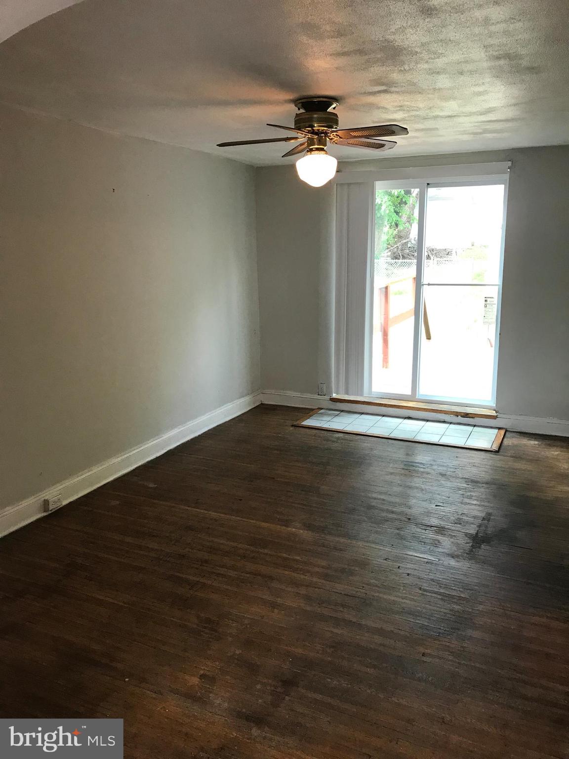 542 Wiltshire Road Upper Darby, PA 19082 - Photo 5 of 31