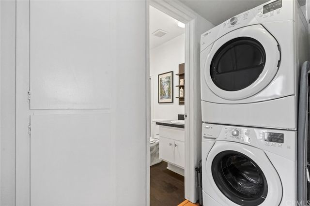 a close up view of a washer and dryer