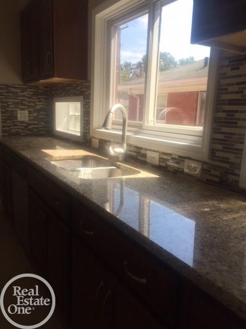 1830 Newcastle Road Grosse Pointe Woods, MI 48236 - Photo 8 of 27