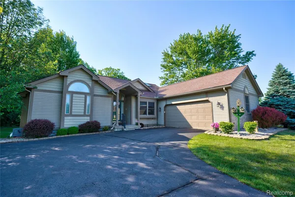 $389,900 | 3433 Pinemeadow Court, Davison, MI 48423