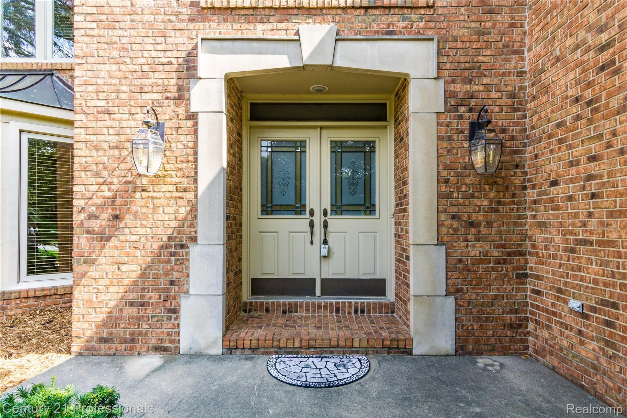 1059 Stony Pointe Boulevard Rochester, MI 48307 - Photo 6 of 74 Exteriors (5 of 14).jpg