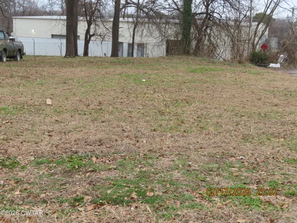 a view of a yard with a house