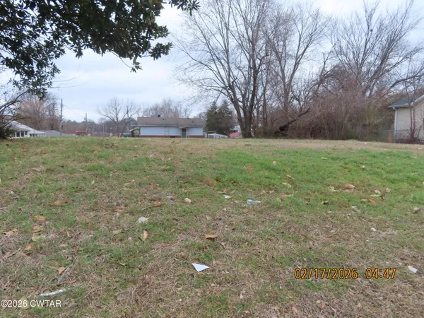 a view of yard and trees