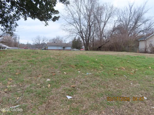 a view of yard and trees