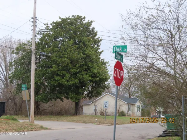 a flag is sitting in the middle of a yard