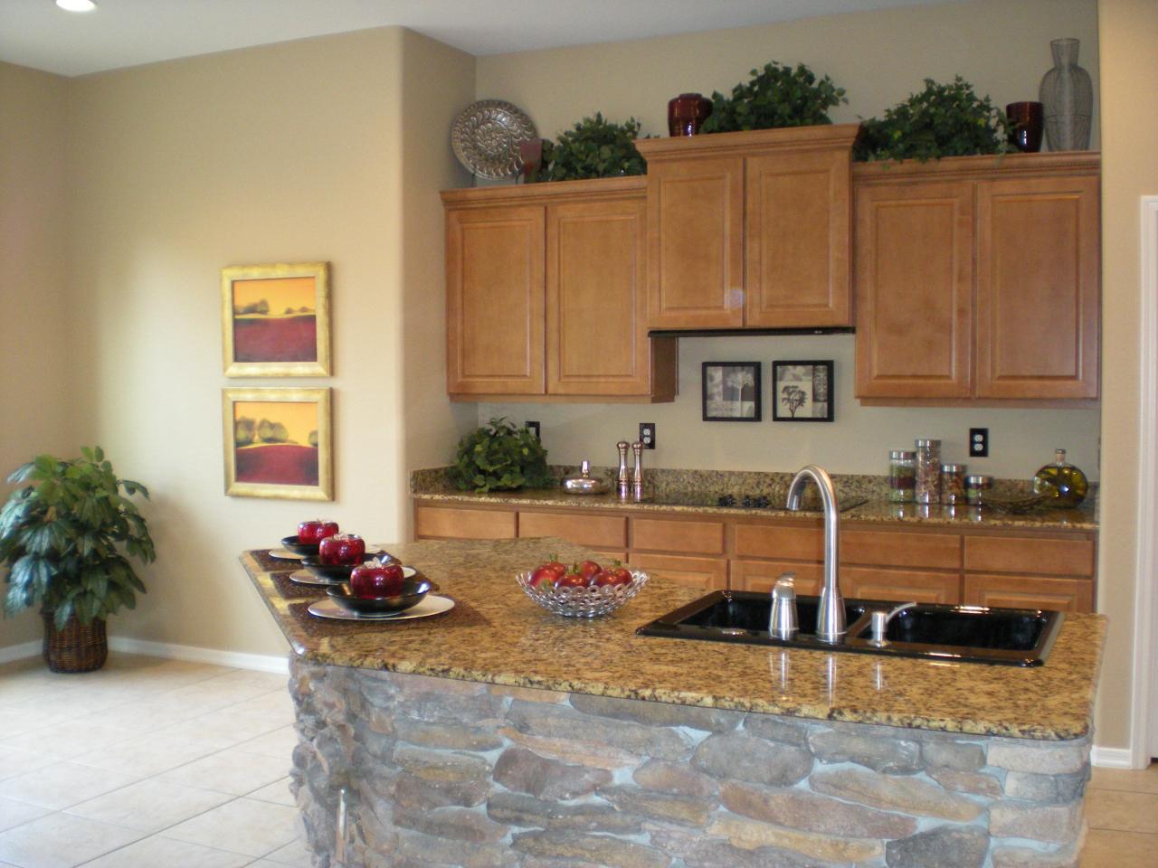 2634 West Florimond Road Phoenix, AZ 85086 - Photo 8 of 17 Kitchen with eat-in area within