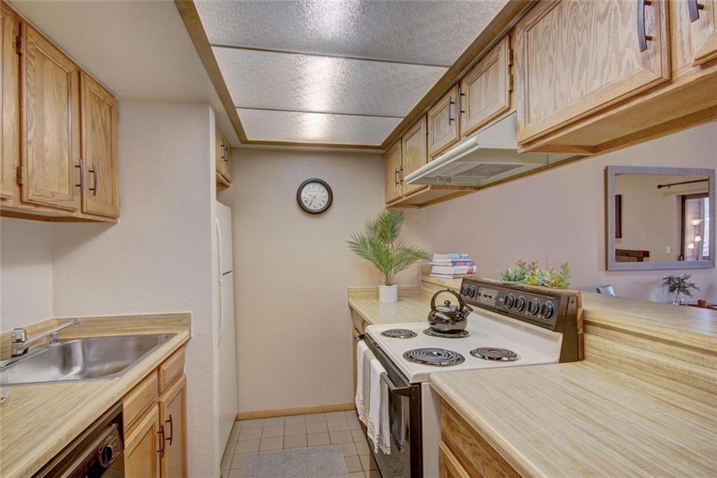 500 Bills Ranch Road, Unit 321 Frisco, CO 80443 - Photo 11 of 27 a kitchen with a stove and a sink