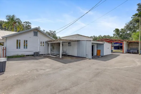 a view of a house with backyard