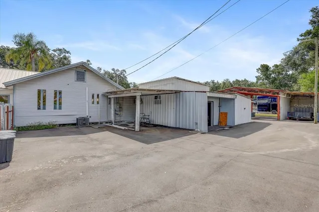 a view of a house with backyard