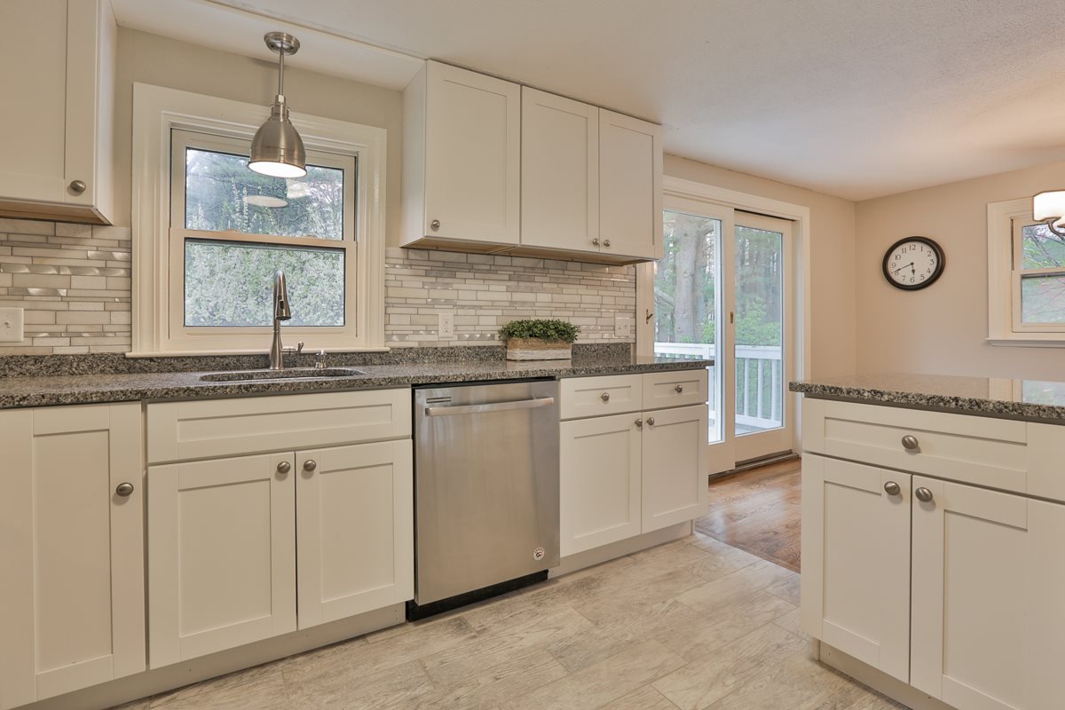 20 Frost Road Derry, NH 03038 - Photo 5 of 21