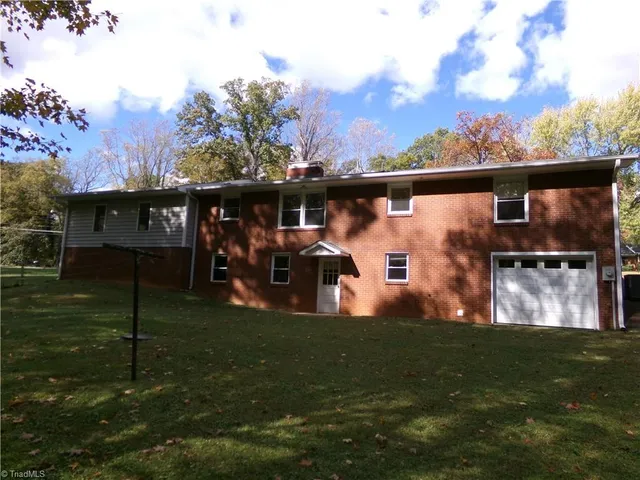 $2,300 | 3850 Whitehaven Road, Winston-Salem, NC 27106