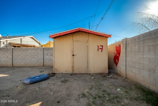 a view of a backyard