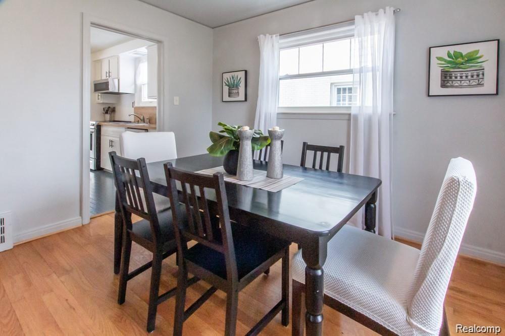 1593 Roslyn Road Grosse Pointe, MI 48236 - Photo 7 of 16 03 dining room 2.jpg
