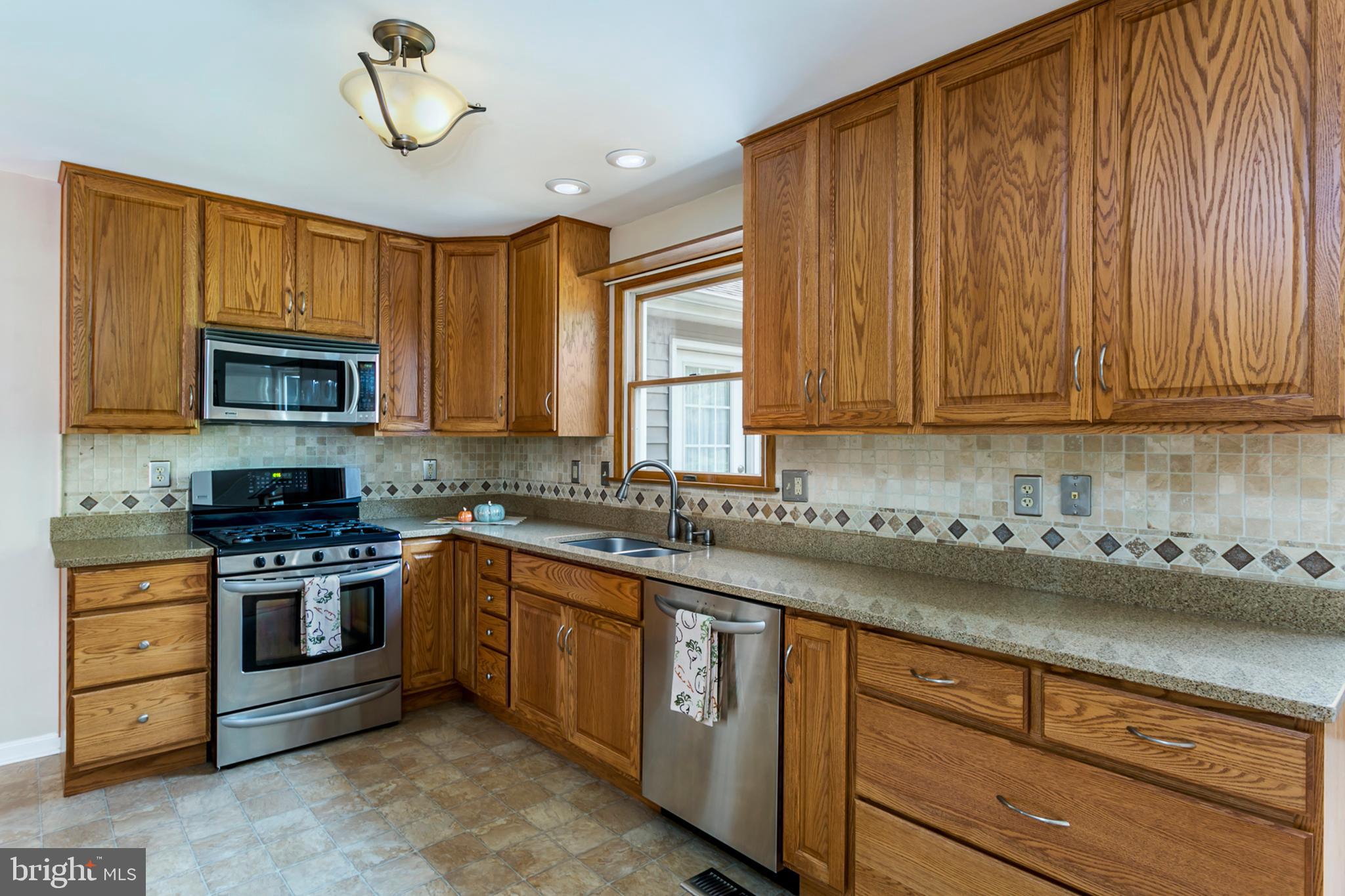 6300 Homewood Road Linthicum, MD 21090 - Photo 8 of 46 Oak cabinets, granite countertops!