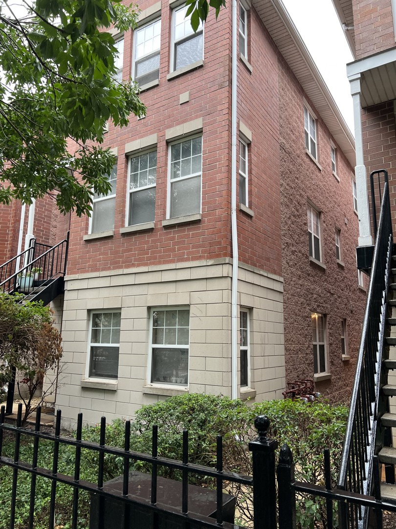1148 North Howe Street, Unit B Chicago, IL 60610 - Photo 2 of 6 front view of a building