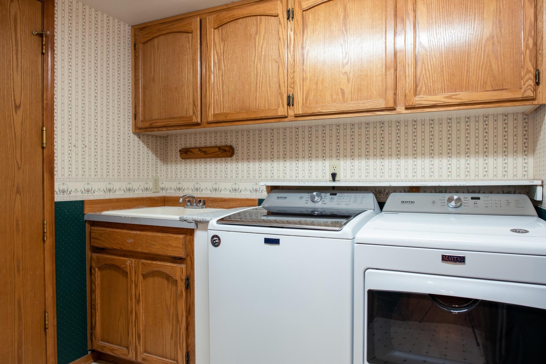 60216 East Ridgeview Drive Bend, OR 97702 - Photo 25 of 53 batch_21ALaundry RoomRidgeview-21