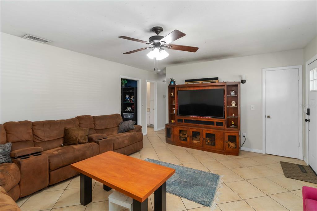2935 Forest Circle Seffner, FL 33584 - Photo 10 of 36
