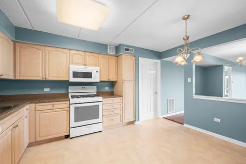 $375,000 | 6807 North Milwaukee Avenue, Unit 601, Niles, IL 60714
