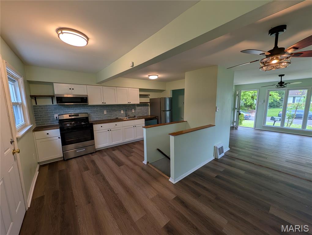 437 Lancashire Road St. Louis, MO 63137 - Photo 2 of 11