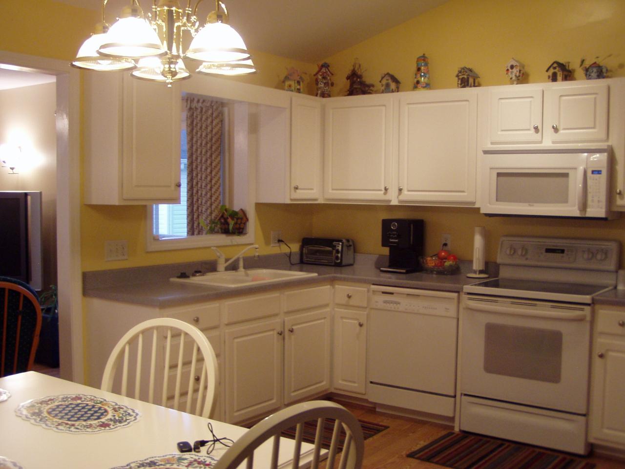 1122 Mountain View Road Vinton, VA 24179 - Photo 11 of 20 a kitchen with stainless steel appliances granite countertop a sink a stove a dining table and chairs with wooden floor
