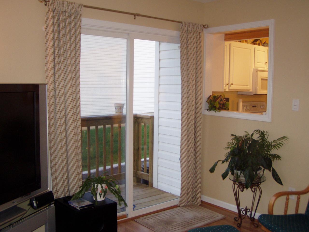 1122 Mountain View Road Vinton, VA 24179 - Photo 15 of 20 a living room with furniture and a potted plant