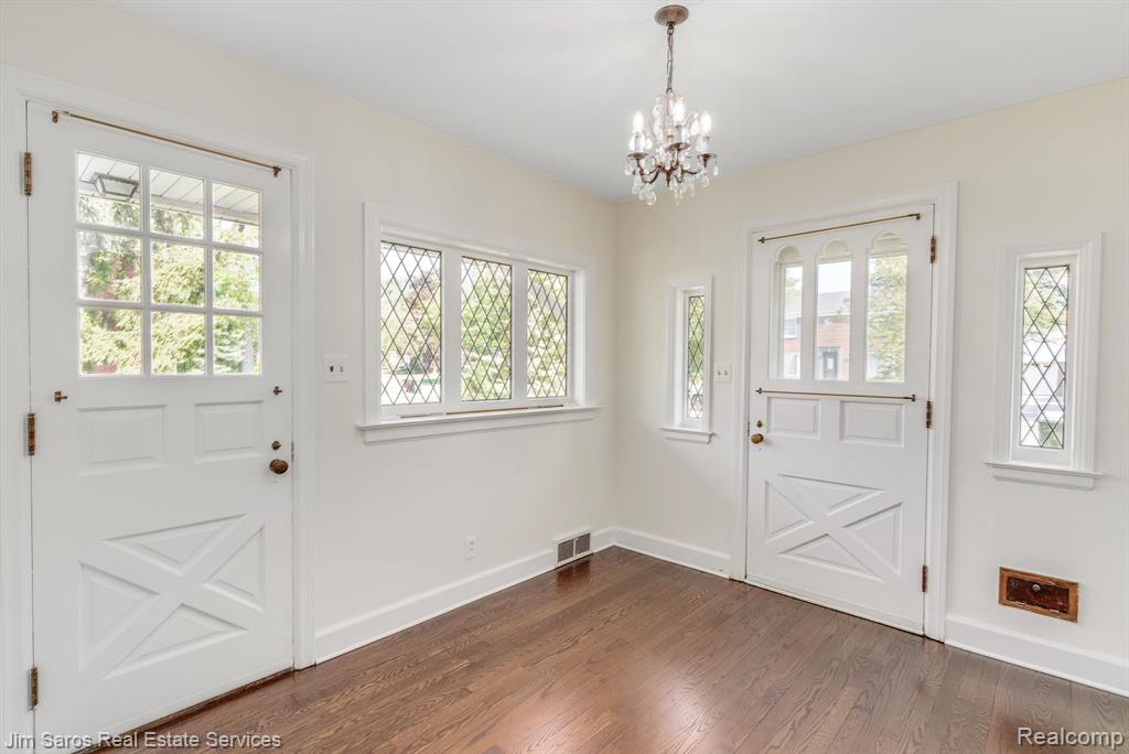 1689 Broadstone Road Grosse Pointe Woods, MI 48236 - Photo 6 of 35