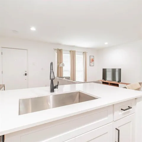 $1,000 | 606 North Marsalis Avenue, Unit 107, Dallas, TX 75203