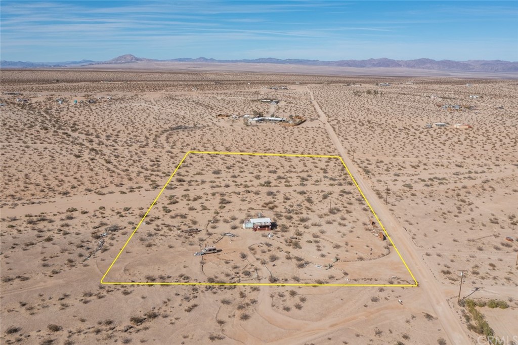 736 Copper Mountain Road Joshua Tree, CA 92252 - Photo 27 of 28 a view of an empty room