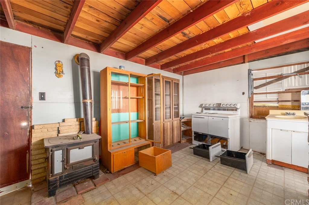736 Copper Mountain Road Joshua Tree, CA 92252 - Photo 7 of 28 a room with furniture and a window